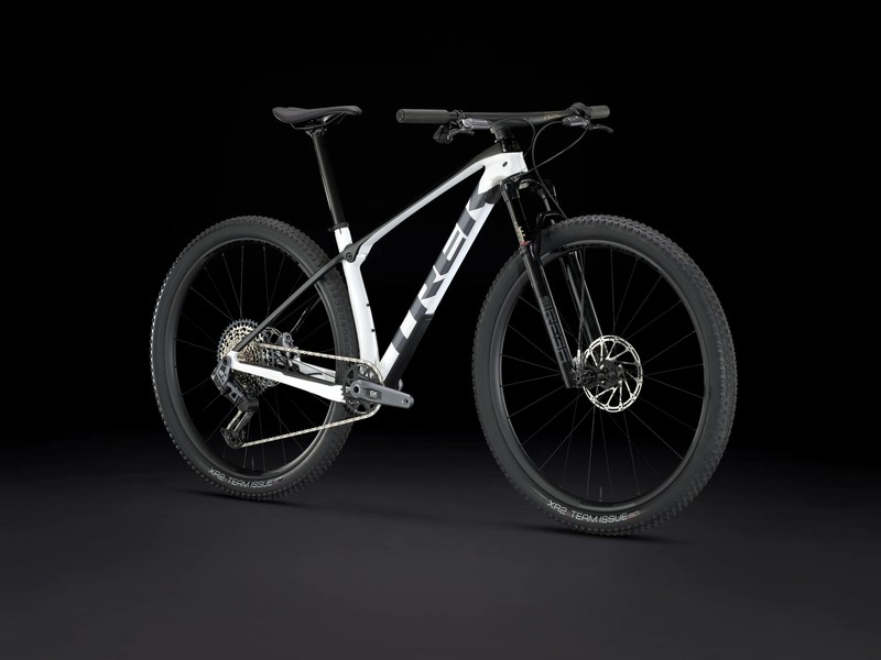 Bicicleta de montaña de carbono de cross country, marca Trek, modelo 2024  Procaliber 9.7, color azul o blanco — OnVeló Cycling