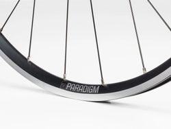 Ruota posteriore bontrager paradigm a 11 velocità 700 c tlr nero / grigio