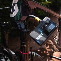 TÖLS AINA SMART PUMP BLACK